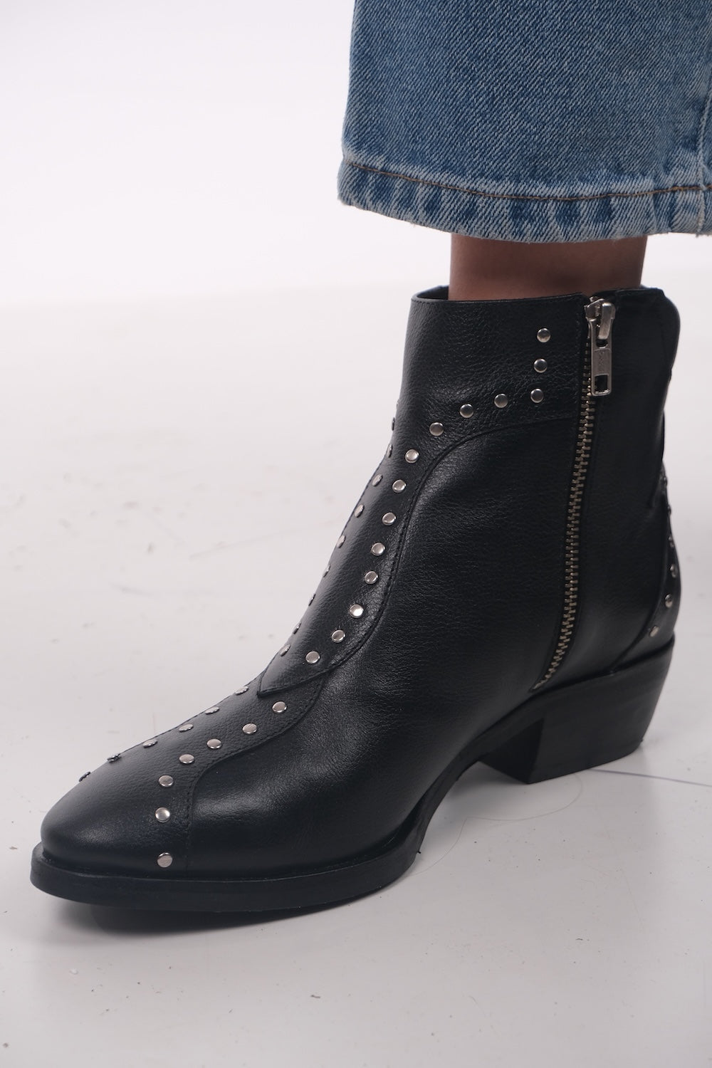 BOTÍN DE CUERO NICOLE NEGRO