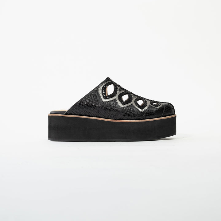 ZUECO DE CUERO FLOR NEGRO