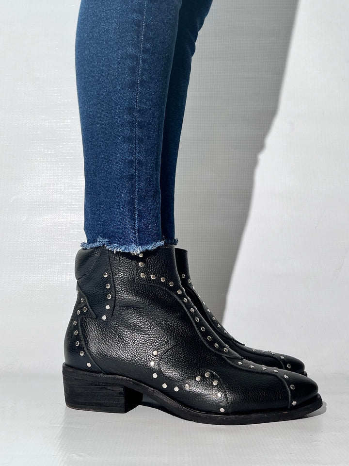 BOTÍN DE CUERO NICOLE NEGRO