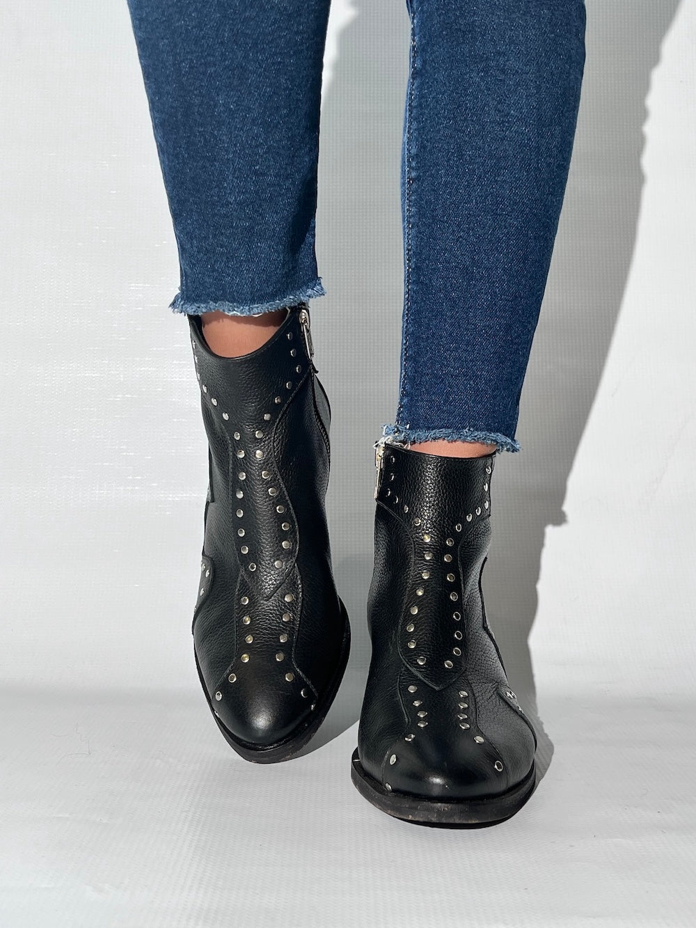 BOTÍN DE CUERO NICOLE NEGRO