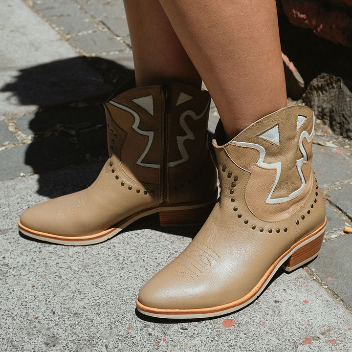 BOTIN DE CUERO ROBERTA CAMEL