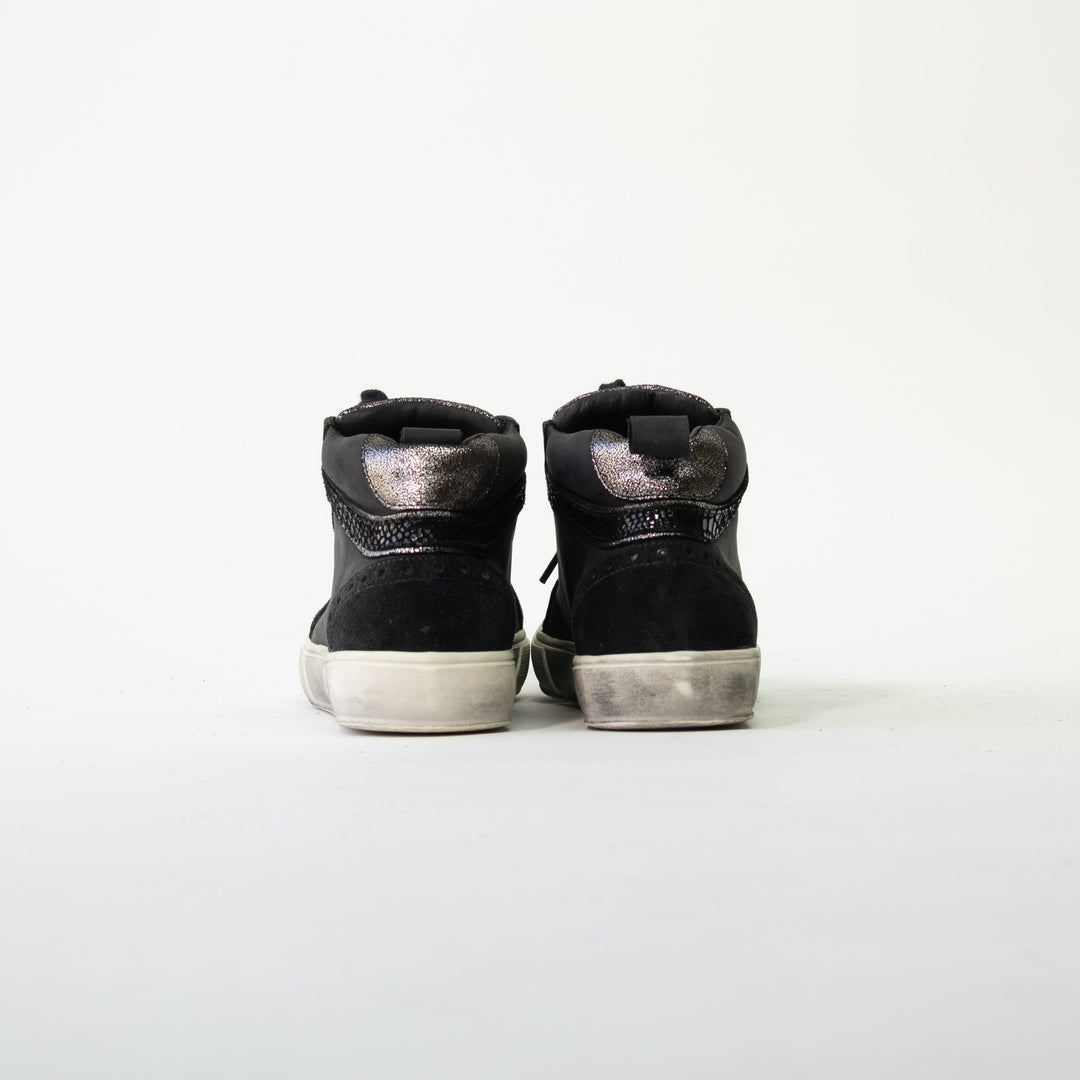 ZAPATILLA DE CUERO CAMI NEGRA PLATA