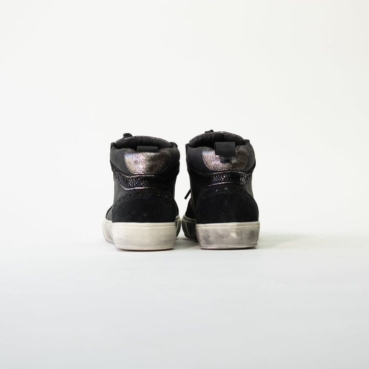 ZAPATILLA DE CUERO CAMI NEGRA PLATA
