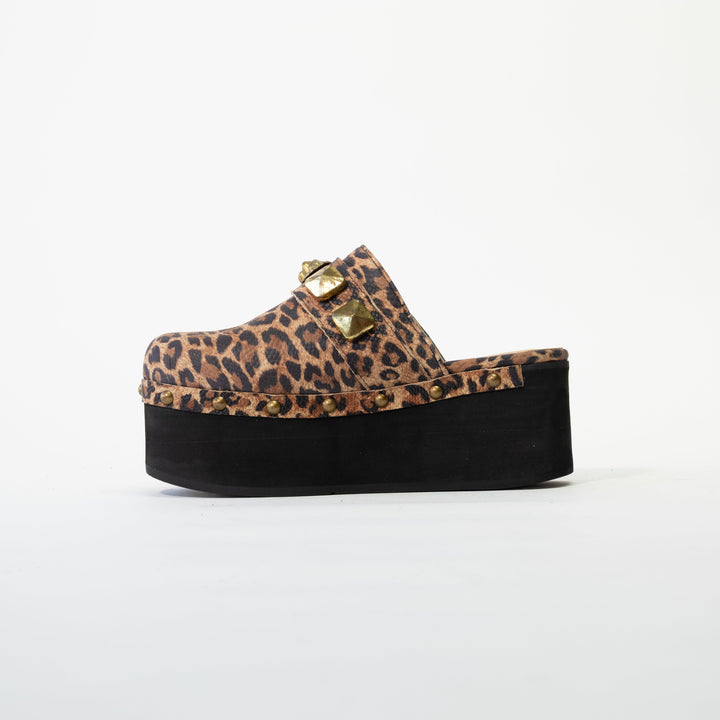 ZUECO DE CUERO LEOPARDO ALTO