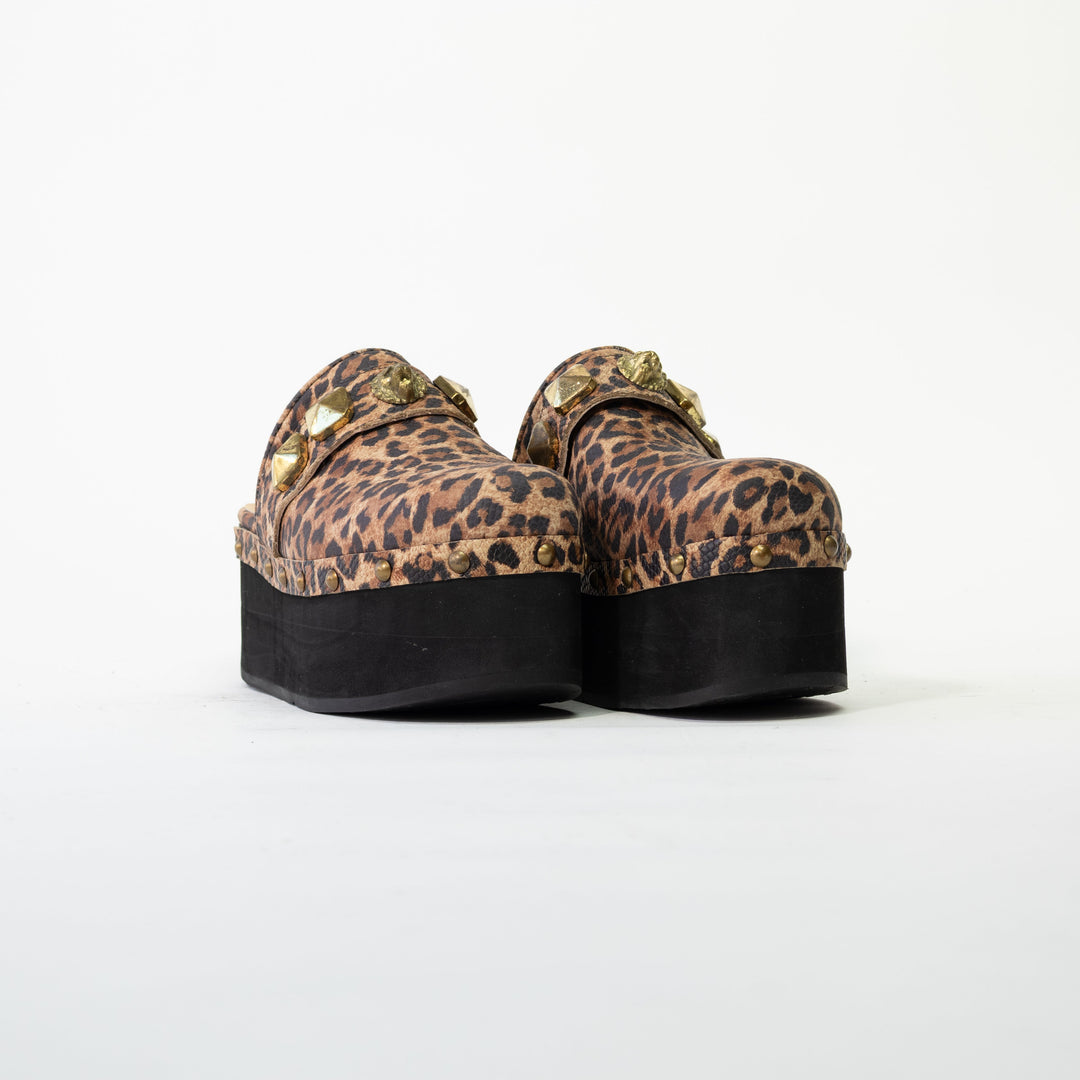 ZUECO DE CUERO LEOPARDO ALTO