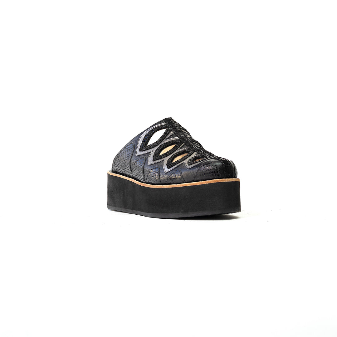 ZUECO DE CUERO FLOR NEGRO