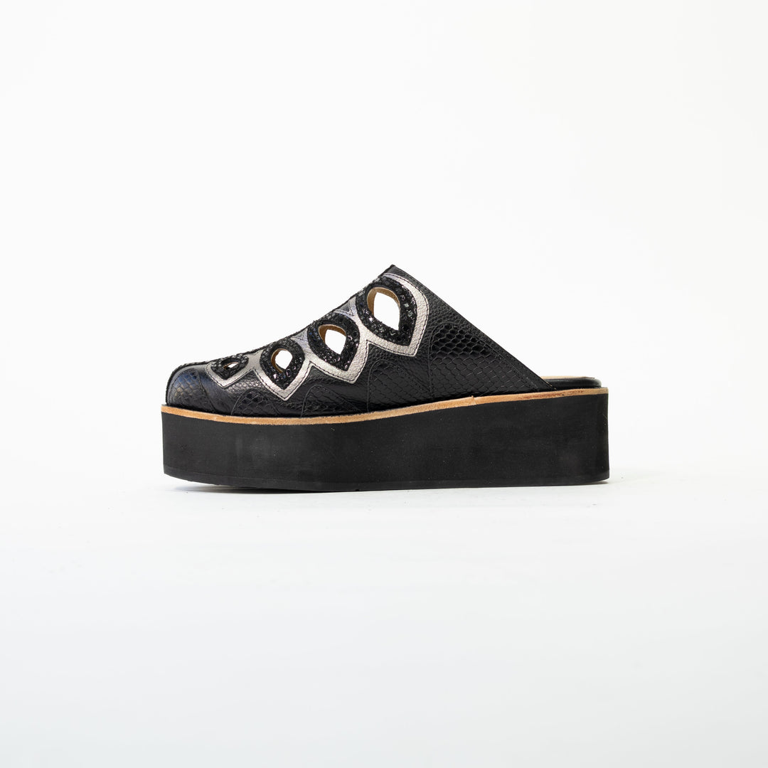 ZUECO DE CUERO FLOR NEGRO