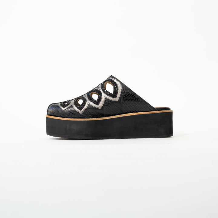 ZUECO DE CUERO FLOR NEGRO