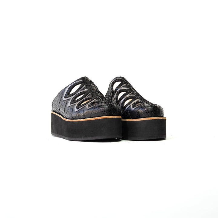 ZUECO DE CUERO FLOR NEGRO