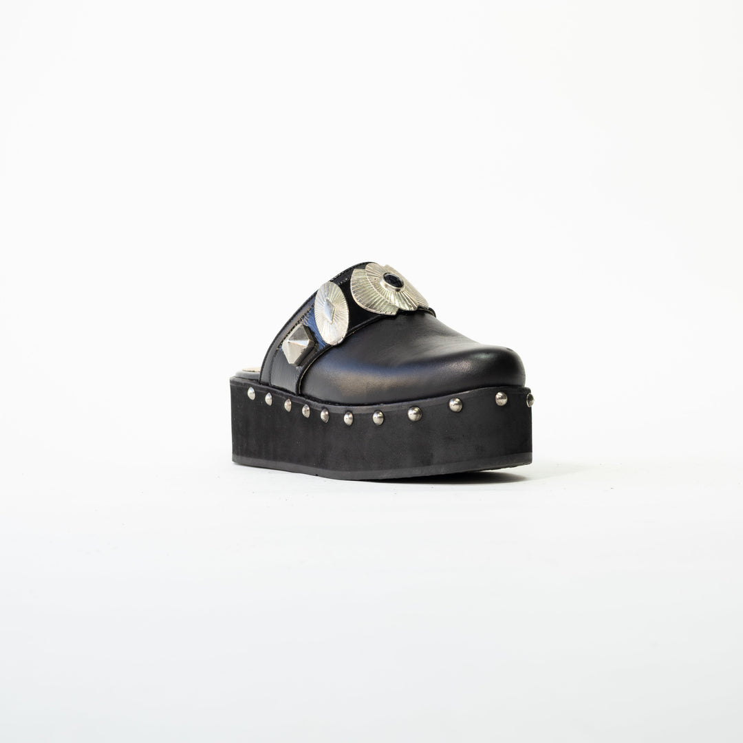 ZUECO DE CUERO MARIA NEGRO