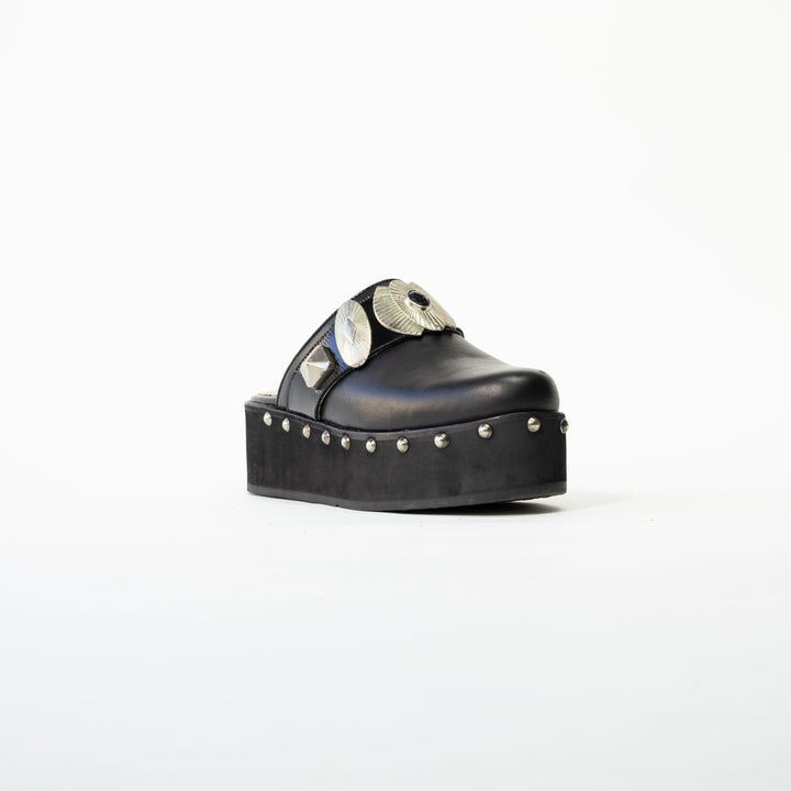 ZUECO DE CUERO MARIA NEGRO