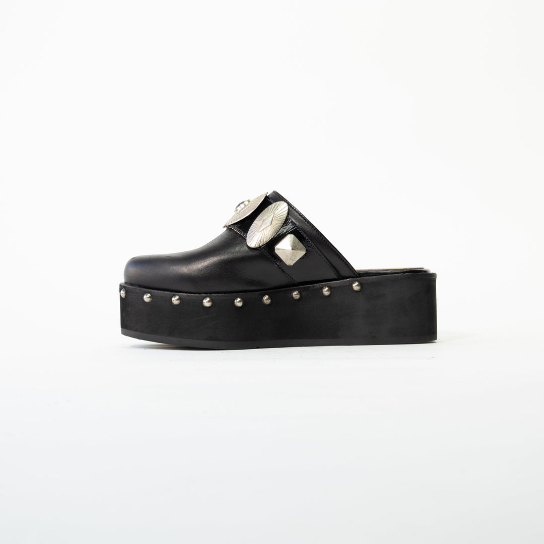 ZUECO DE CUERO MARIA NEGRO