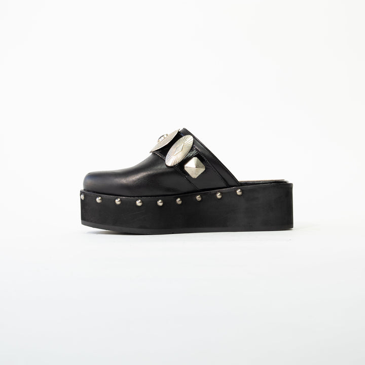 ZUECO DE CUERO MARIA NEGRO