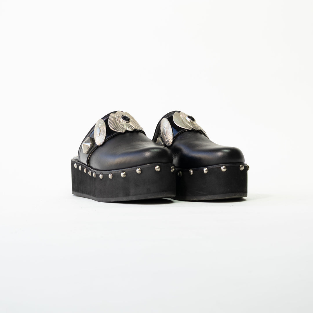ZUECO DE CUERO MARIA NEGRO